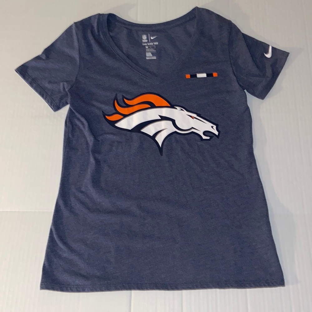 The Nike Tee Denver Broncos V-Neck Medium Women’s Short Sleeve Tee Shirt